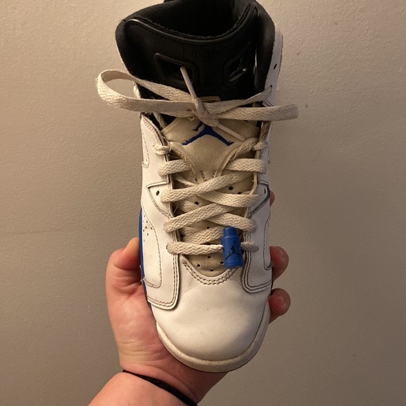 I’m selling Jordan 6s size 7 in woman’s - Picture 3 of 6